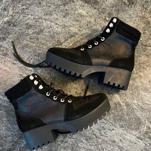 NWT black camp boots size 8.5